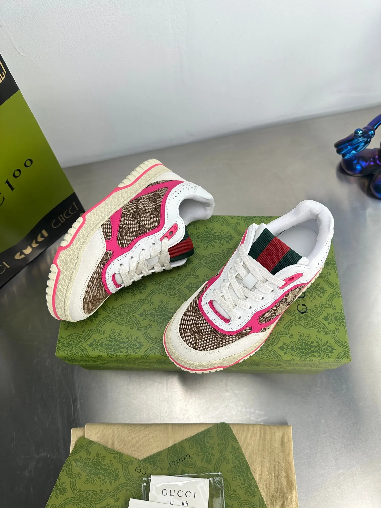 👟👟Ex-factory price 600👟👟 Gucci's latest hot-selling series of high and low-cut distressed couple's sneakers are shipped. The original version is purchased, developed and manufactured. This high-low top sneaker adopts a basketball-style silhouette design, cleverly integrated with hollow panels and distressed effects, showing its unique ingenuity. The ingenuity incorporates brand logo details such as interlocking Double G styling accessories and Gucci lettering, a low-key tribute to the brand's design heritage. Exquisite packaging at the delivery counter 🛍📦 ▪️ Fabric: Original customized imported first-layer cowhide ▪️ Inner lining: Imported first-layer cowhide ▪️ Sole: Original molded TPU sole ▪️ Sole thickness: 3cm ▪️ Size: 35-46 (Male 38 46 customized)